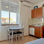Apartamento Cozy With Balcony & Free Parking *