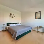 Apartamento Cozy With Balcony & Free Parking