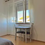 Cozy With Balcony & Free Parking Apartamento Murter