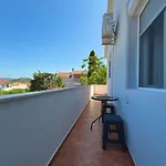 Cozy With Balcony & Free Parking
