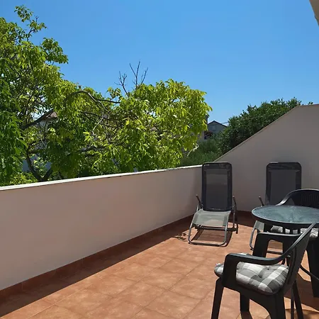 Cozy With Balcony & Free Parking Apartamento Murter