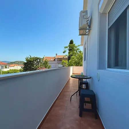 Cozy With Balcony & Free Parking