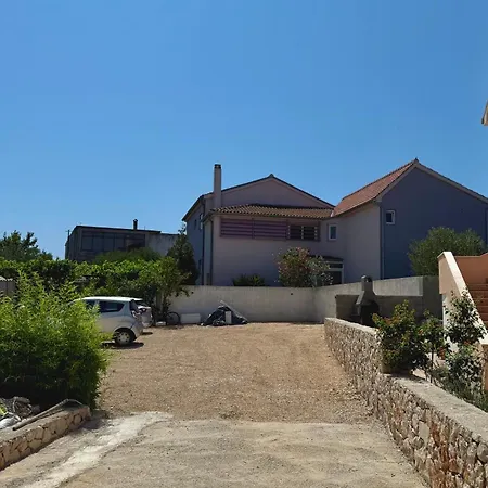 Cozy Studio With Balcony & Free Parking *