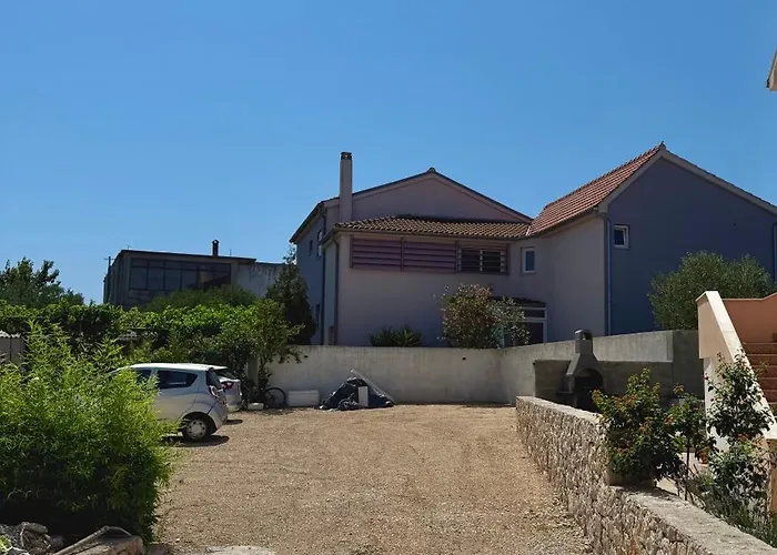 Cozy Studio With Balcony & Free Parking *